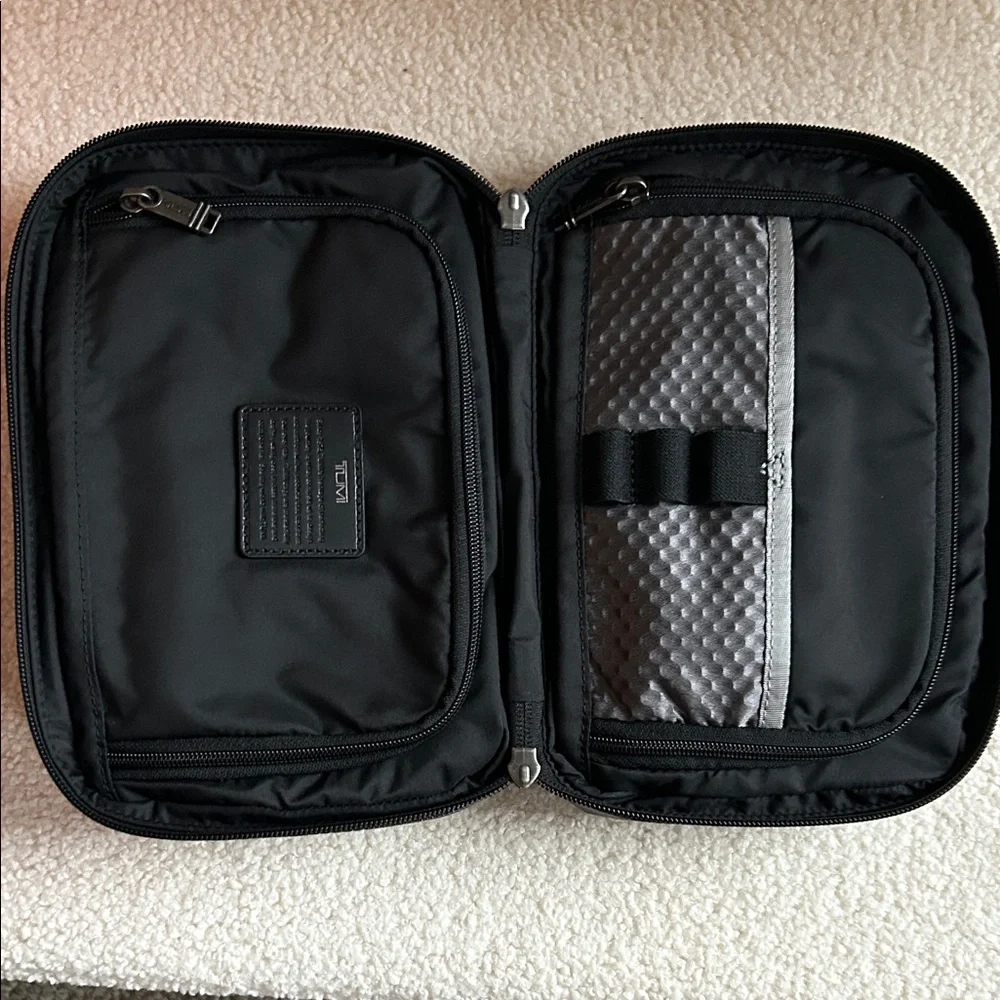 NWT Tumi Gray and Black Men's McGuire kit toiletry Bag